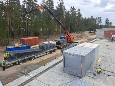 Karistamohallin EXC2-teräsrakenteet vanhojen perustusten päälle asennettuina (2025)