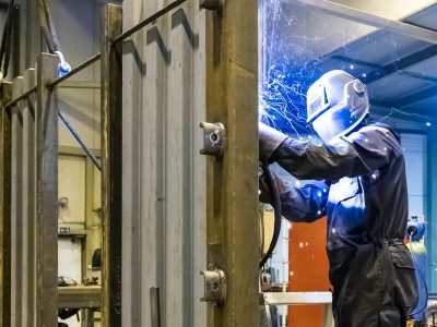 Hyvä hitsaaja ei synny valmiina, sillä ammattitaito rakennetaan asenteella